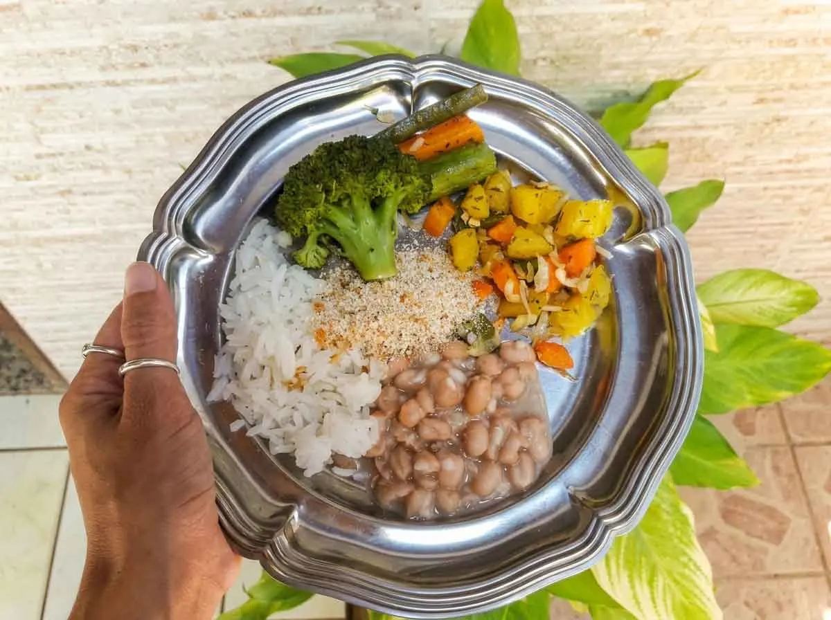 Prato de bebê de 1 ano com arroz, feijão, brócolis, legumes refogados e farofa