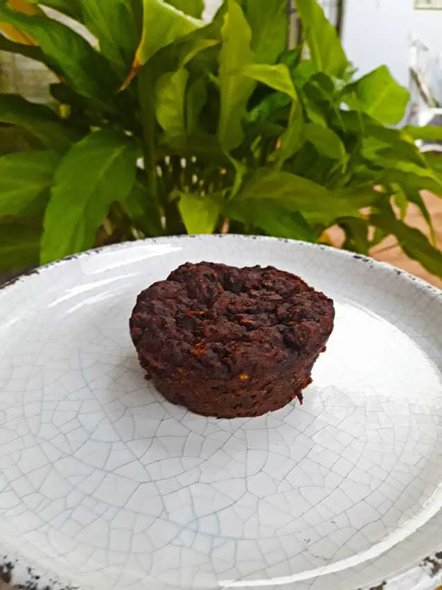Bolinho de abacate com maçã e cacau para bebês