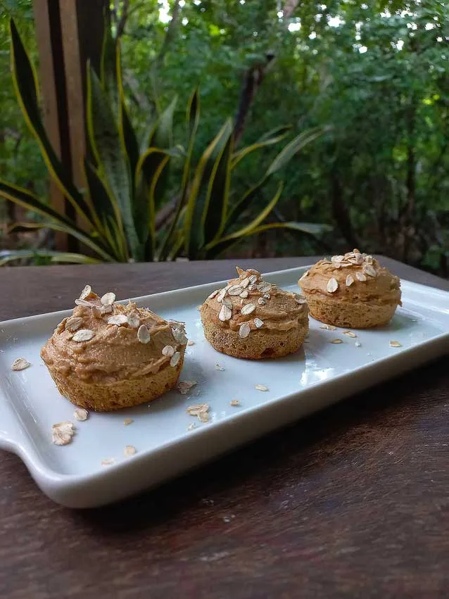 Bolinho de banana com cobertura de pasta de amendoim para bebês