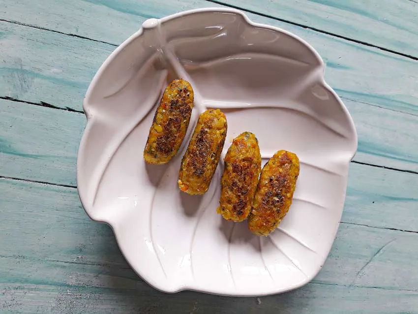 Croquete de milho com cenoura para bebês