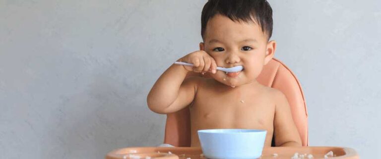 O bebê não quer ficar na cadeira de alimentação