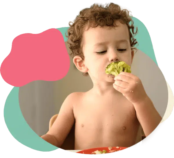 Bebê comendo brócolis